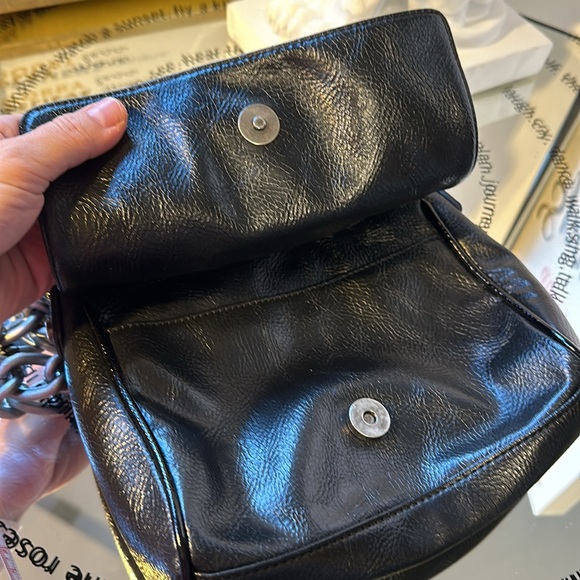 Simple Vera black studded crossbody with chunky chain. - Picture 6 of 7